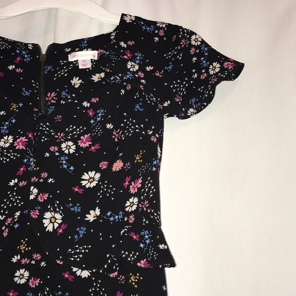 Xhilaration Dresses & Skirts - Women’s Floral Print Flutter Sleeve Dress